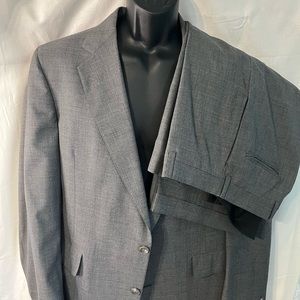 Men’s Jos A Bank gray  2 button suit Sz. 40 R vented. 100% wool. Vented.